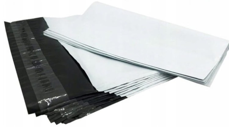 Stos foliopaków kurierskich o wymiarach 400 × 500 mm. Białe koperty foliowe z czarną wewnętrzną stroną i szerokim paskiem klejącym, przeznaczone do bezpiecznego pakowania przesyłek.
